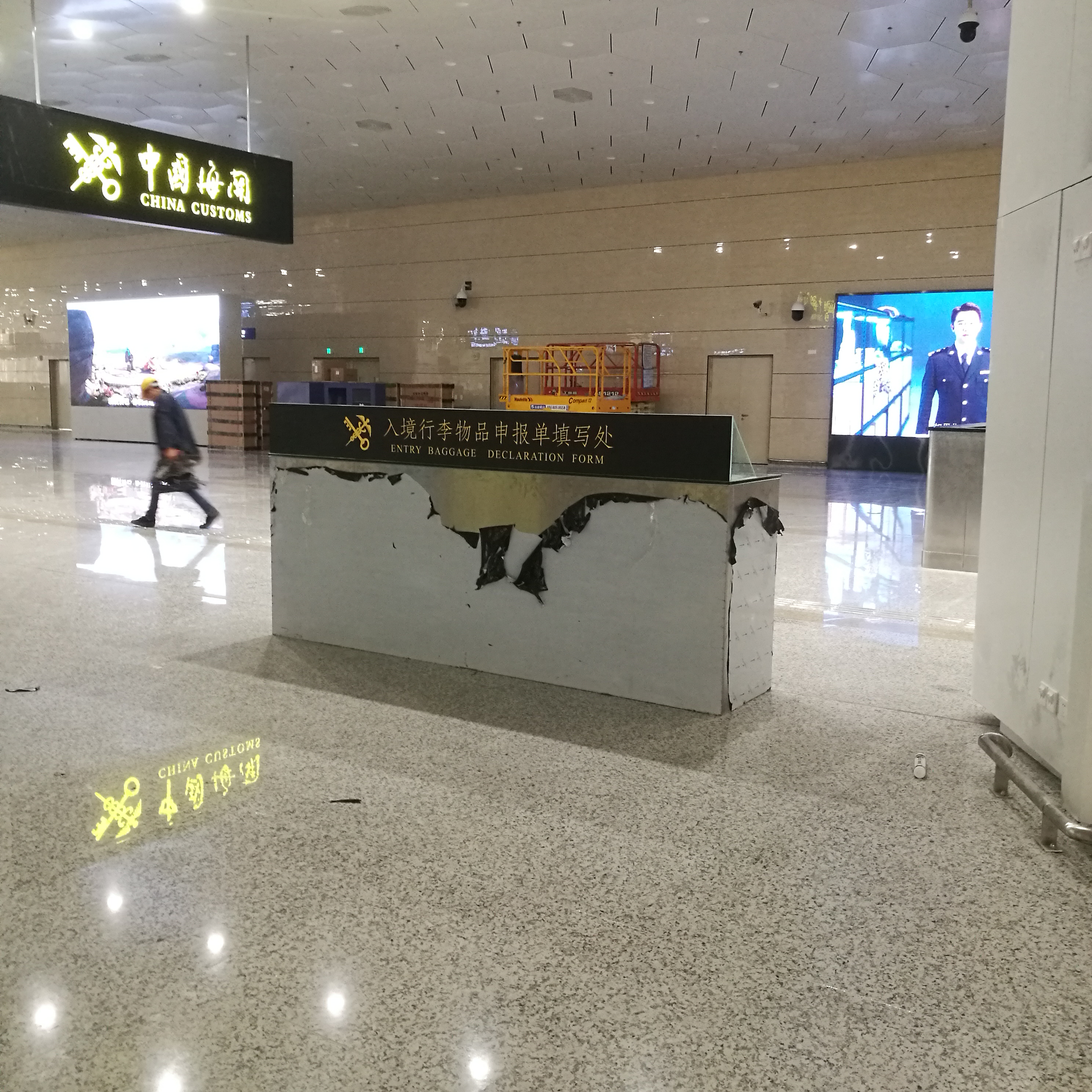 橫琴海關(guān):不銹鋼工作臺(tái) 橫琴海關(guān):不銹鋼工作臺(tái)